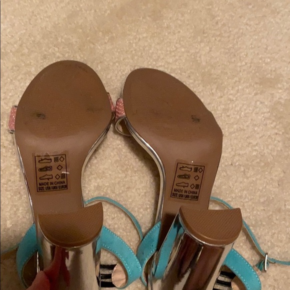 Fun Retro Looking Heels - Picture 3 of 3